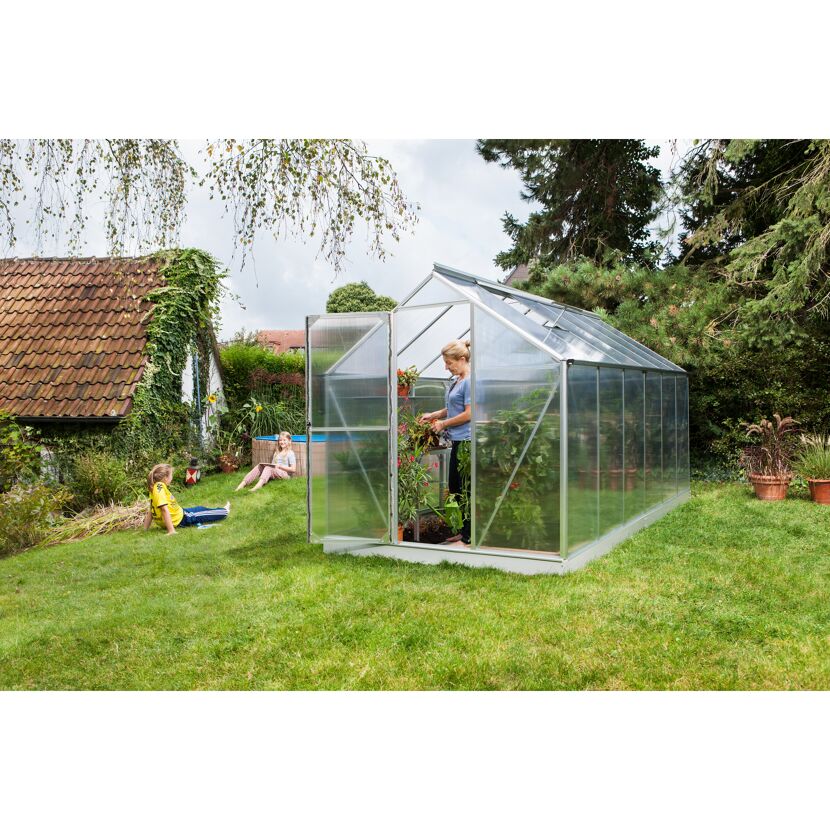 Person in einem Gewächshaus im Garten