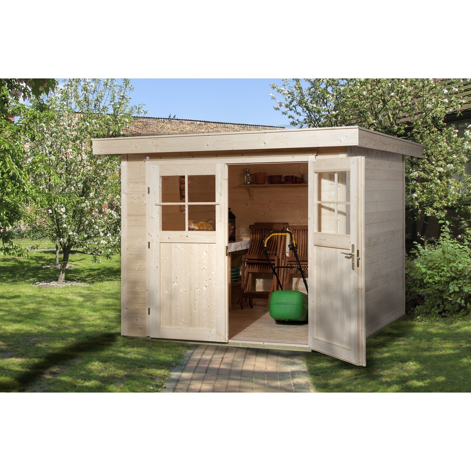 Gartenhaus aus Holz mit geöffneten Türen, Rasenmäher und Stühle im Inneren.