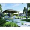 Pavillon mit Gartenmöbeln und Pflanzen
