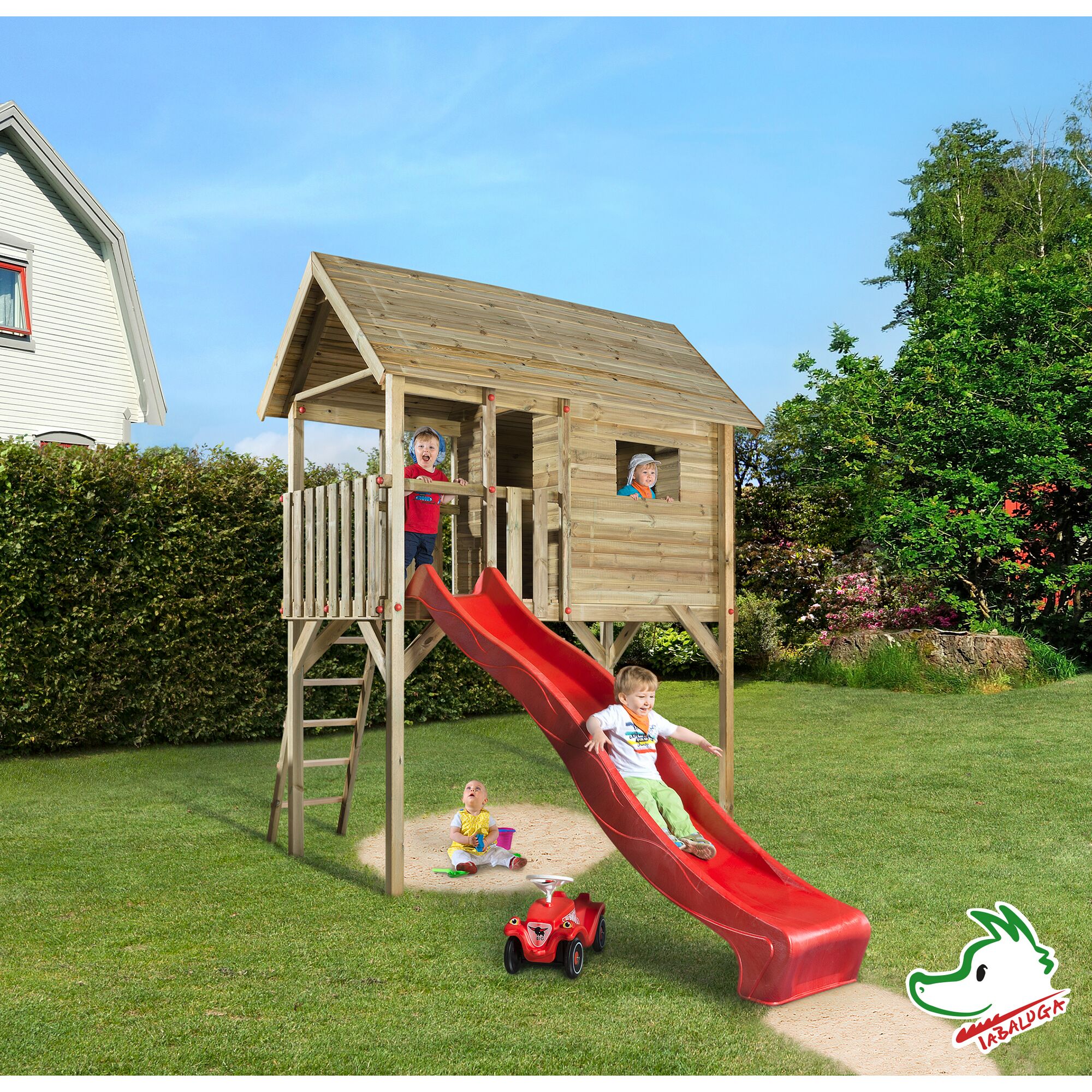 Spielturm aus Holz mit roter Rutsche