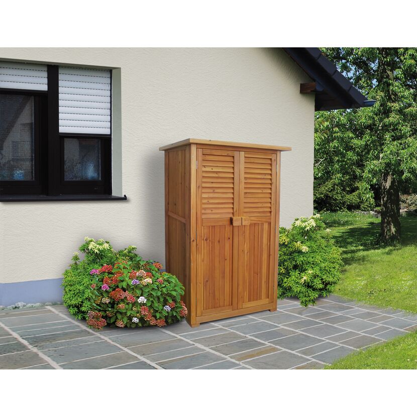 Holzschrank auf einer Terrasse