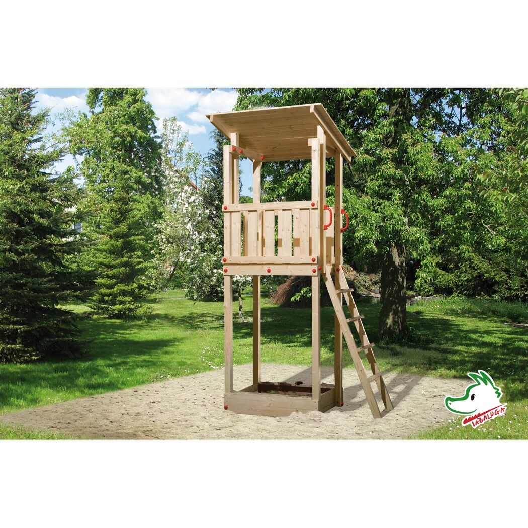 Spielturm aus Holz mit Sandkasten und Leiter.
