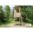 Spielturm aus Holz mit Sandkasten und Leiter.