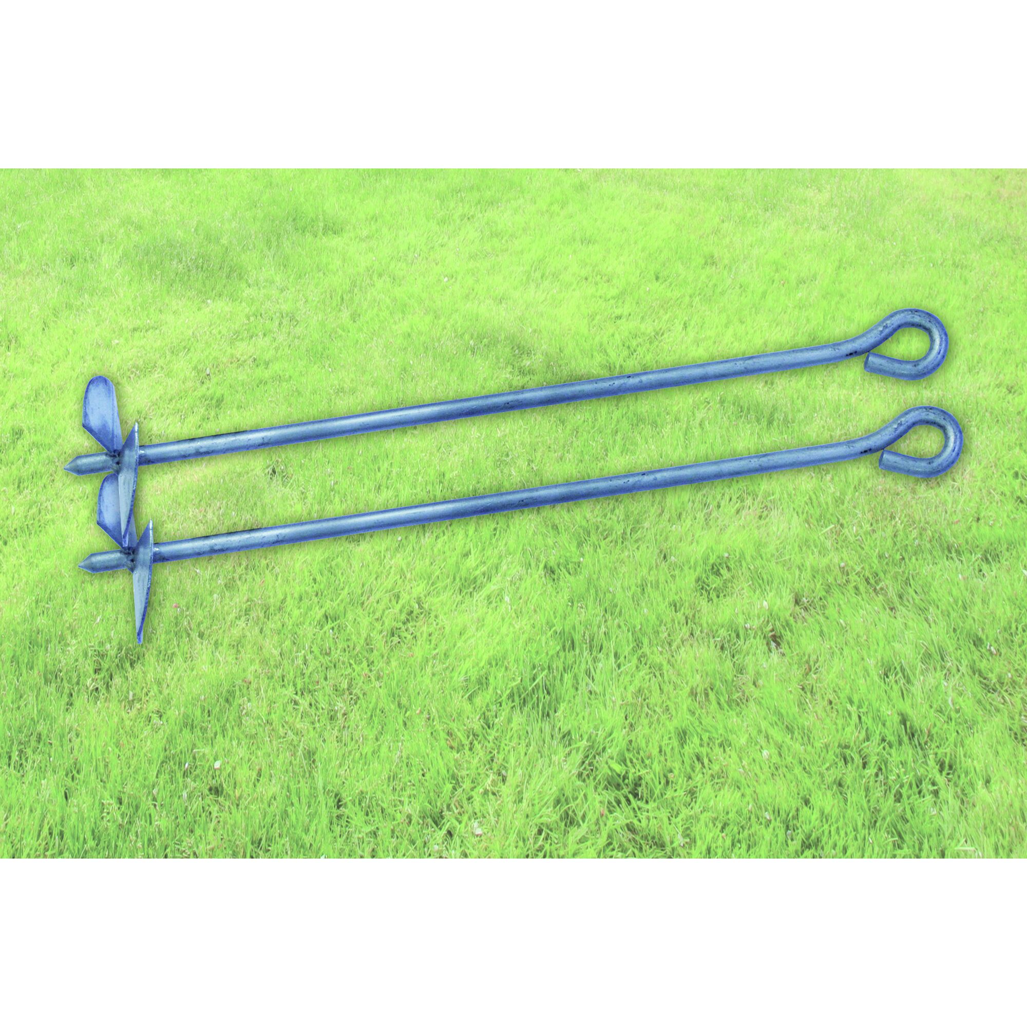 Zwei blaue Bodenanker auf grünem Rasen.