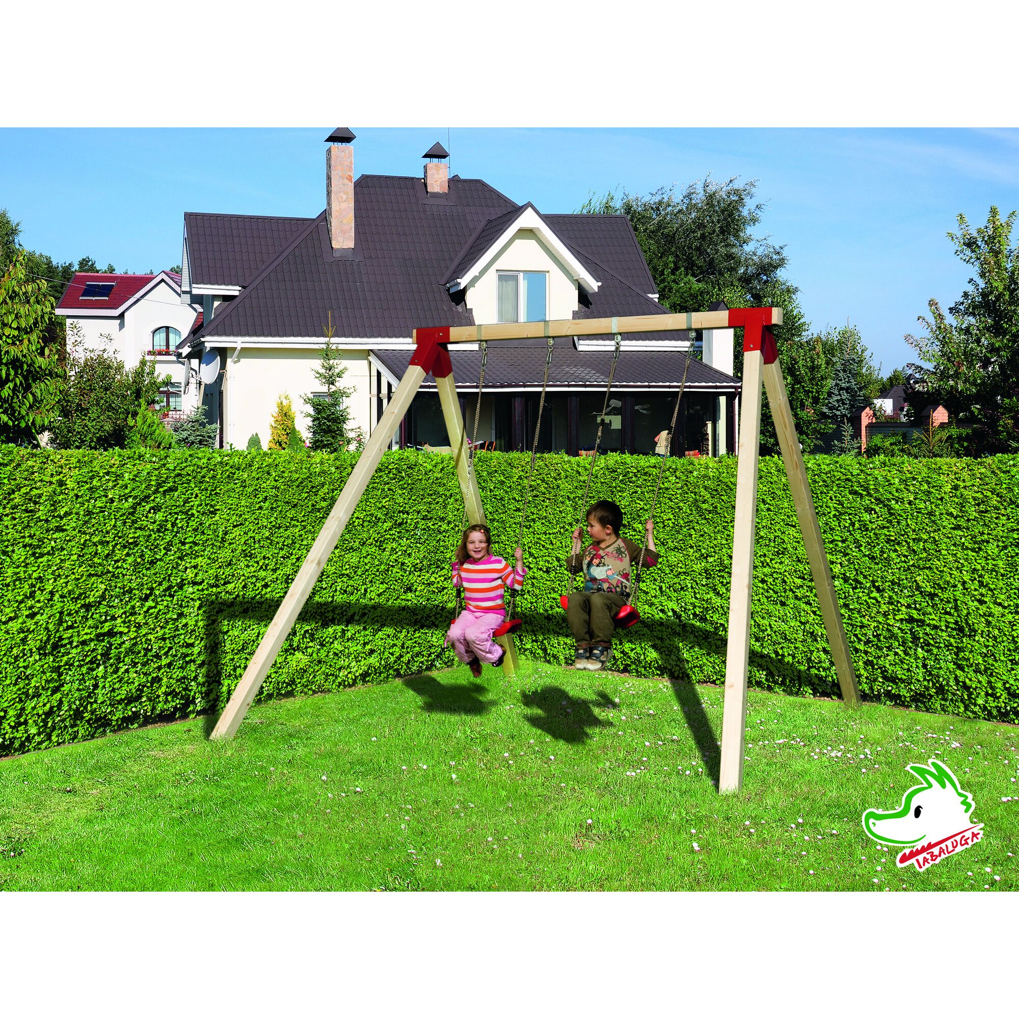 Zwei Kinder schaukeln auf einer Doppelschaukel.