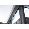 Dachdetail des dunkelgrauen Gerätehauses mit integrierten Leuchten.