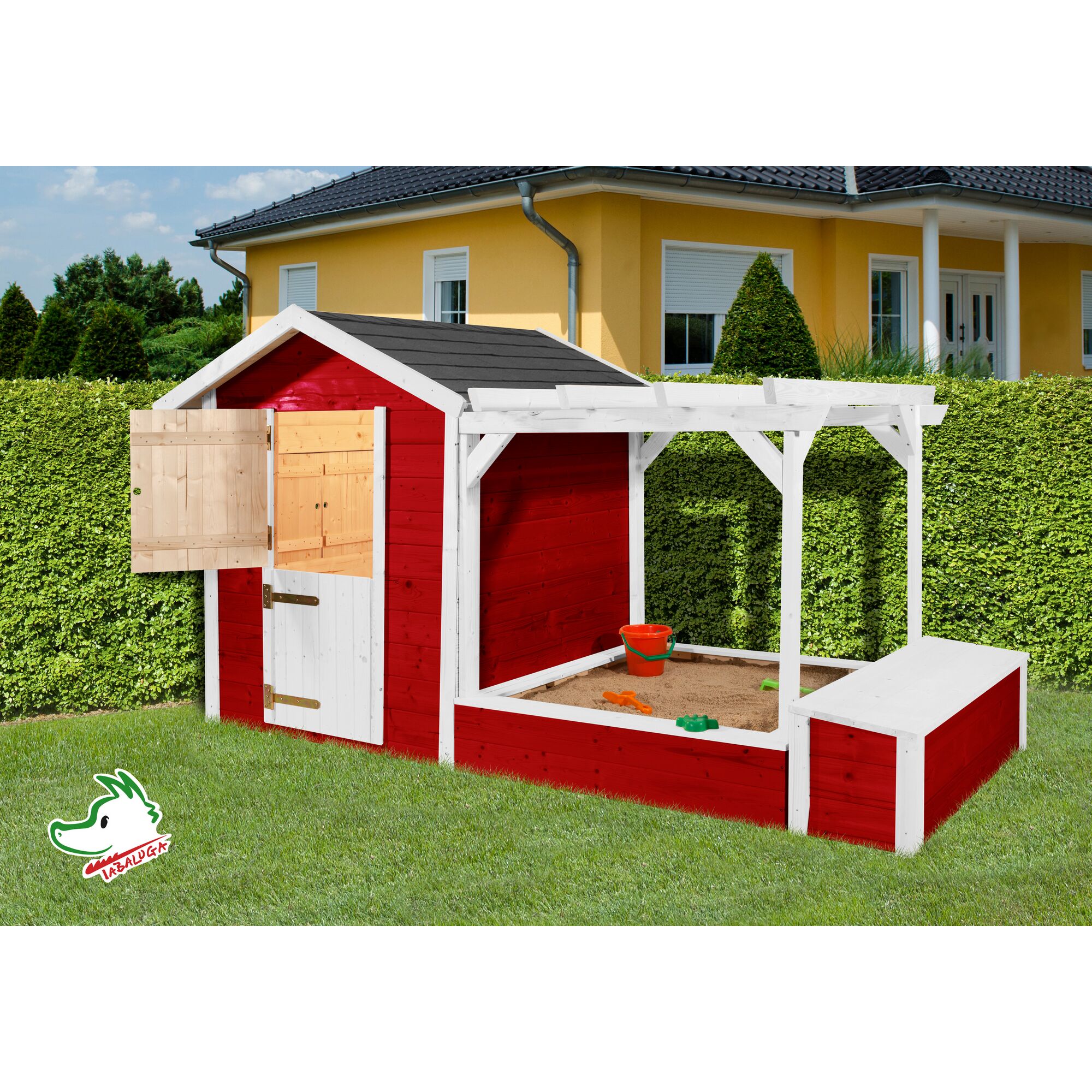 Rot-weißes Spielhaus mit Sandkasten und Pergola.