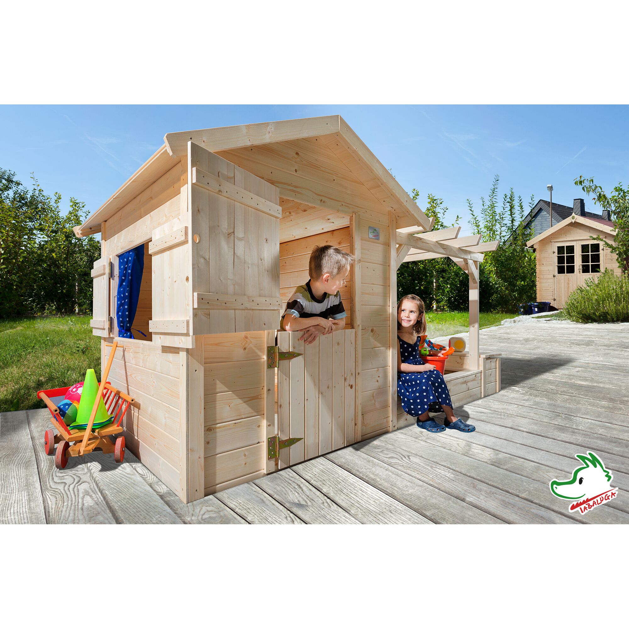 Zwei Kinder spielen an einem Tabaluga Spielhaus.