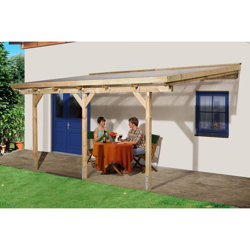 Zwei Personen sitzen an einem Tisch unter einer Terrassenüberdachung.
