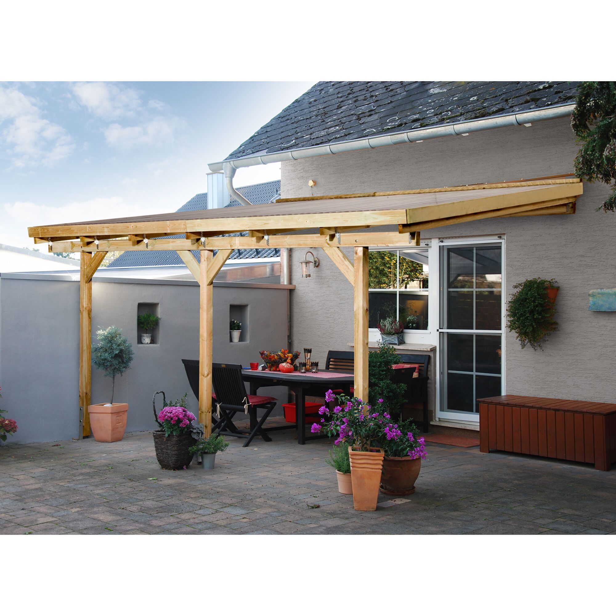 Holzterrassenüberdachung mit Tisch und Stühlen