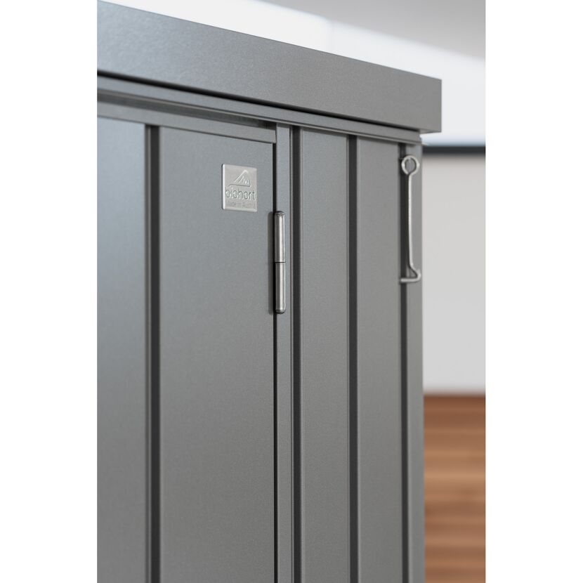 Dunkelgrauer biohort Geräteschrank, Detailaufnahme