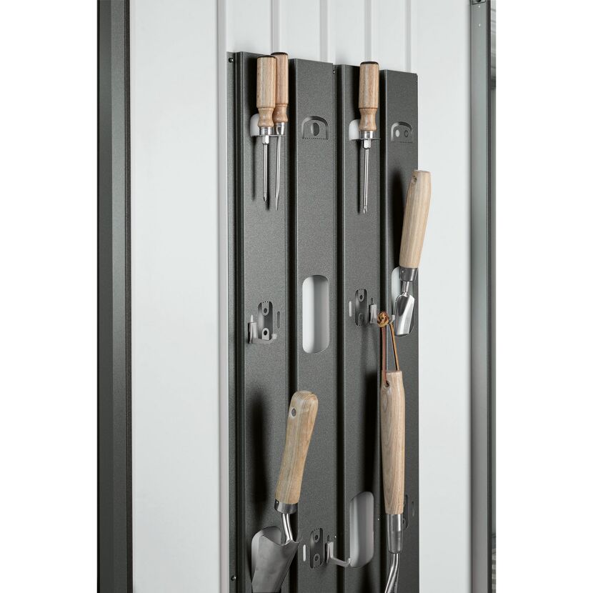 Gartengeräte hängen im dunkelgrauen Geräteschrank.