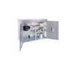 Offener Gartenschrank mit Grill und Zubehör.