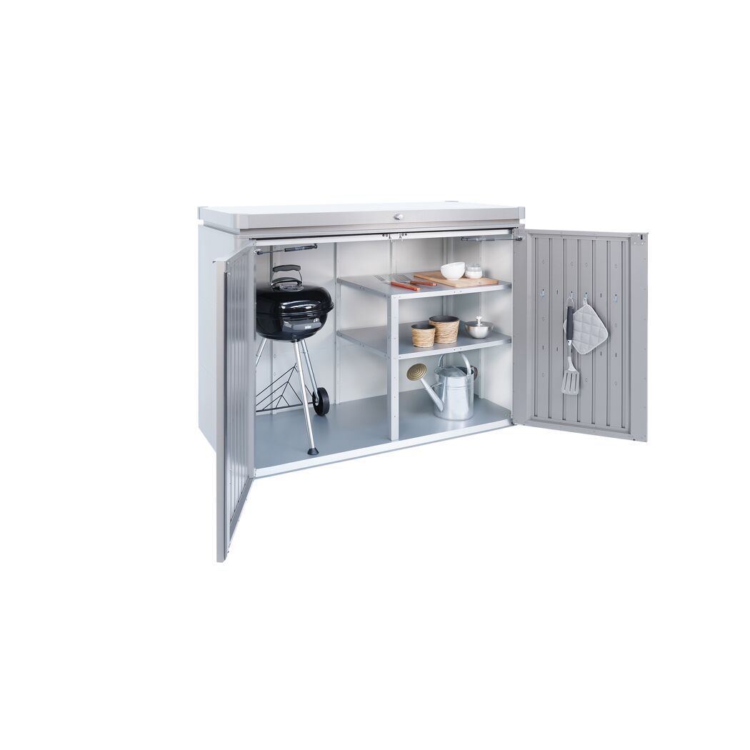 Offener Gartenschrank mit Grill und Zubehör.