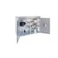 Offener Gartenschrank mit Grill und Zubehör.