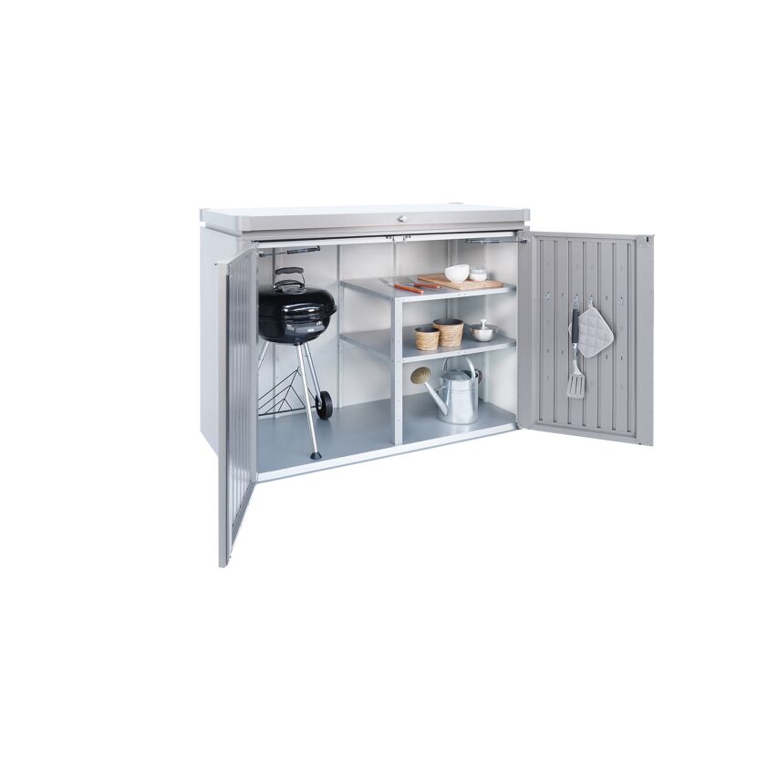 Offener Gartenschrank mit Grill und Zubehör.