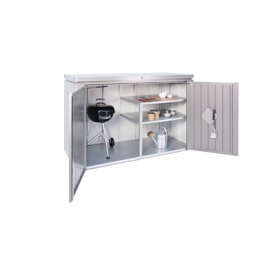 Offener Gartenschrank mit Grill und Gießkanne