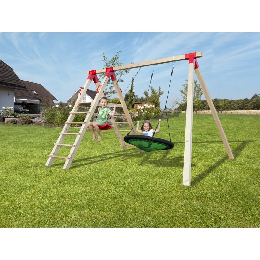 Zwei Kinder schaukeln auf einer Holzschaukel.