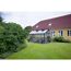 Gewächshaus im Garten mit Sitzmöbeln