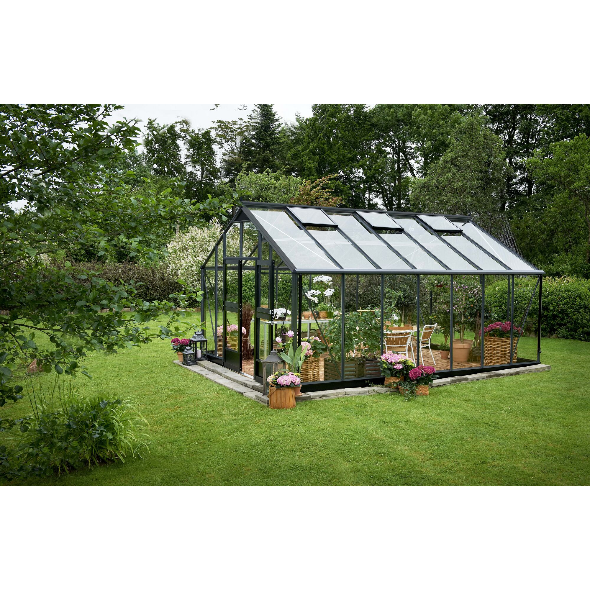 Gewächshaus mit geöffneten Dachfenstern und verschiedenen Pflanzen