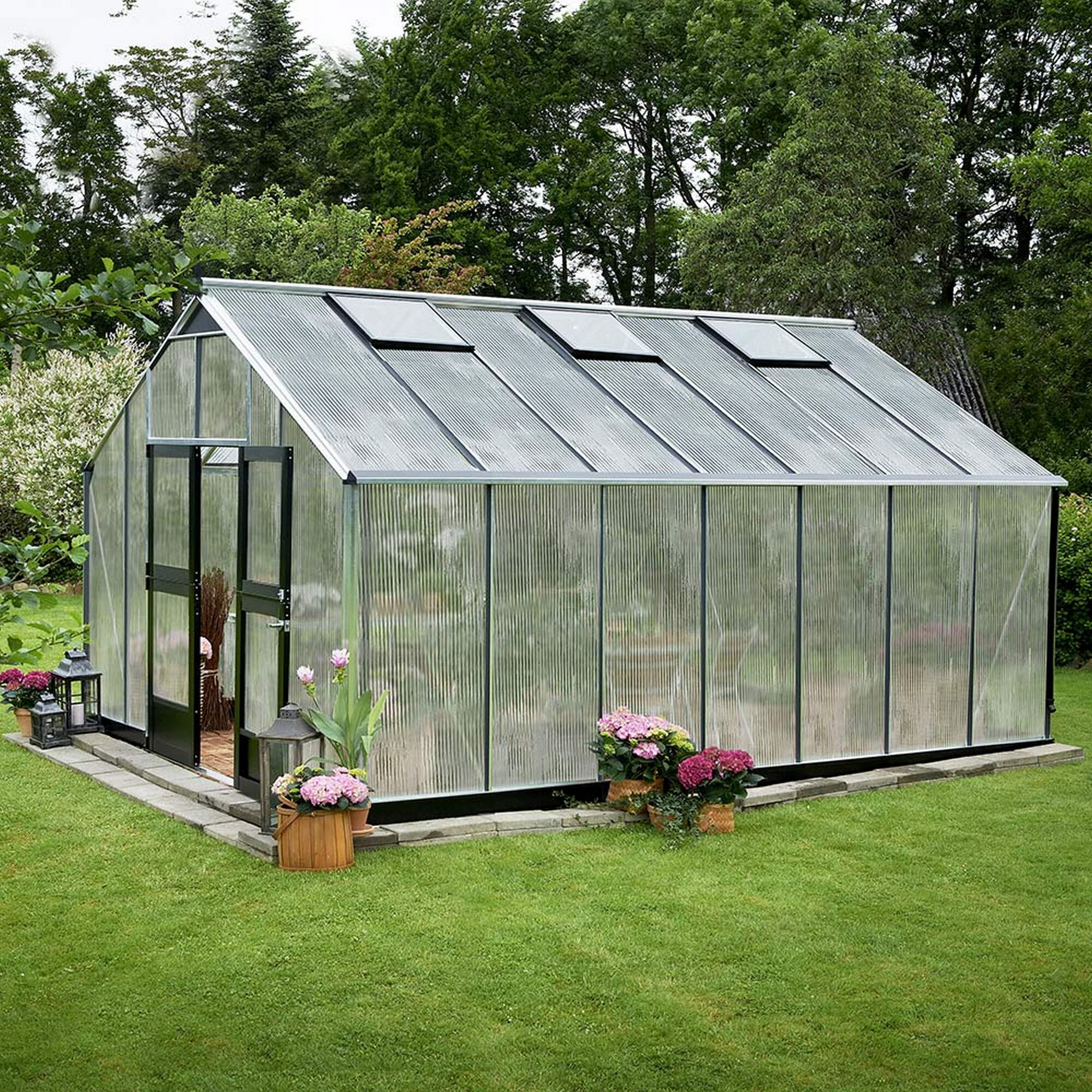 Gewächshaus mit durchsichtigen Wänden und Dachfenstern