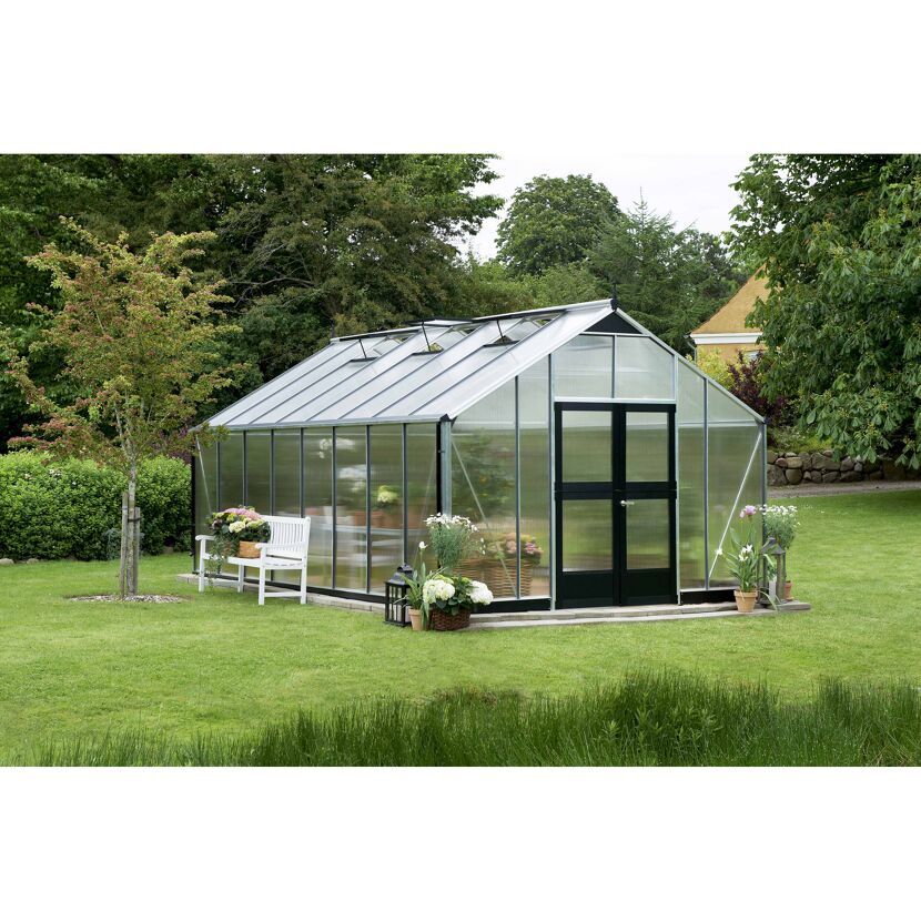 Gewächshaus mit geöffneten Dachfenstern im Garten