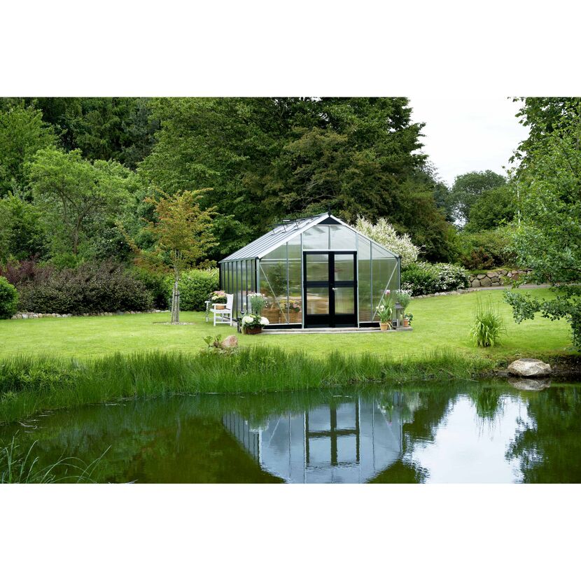 Gewächshaus im Garten am Teich