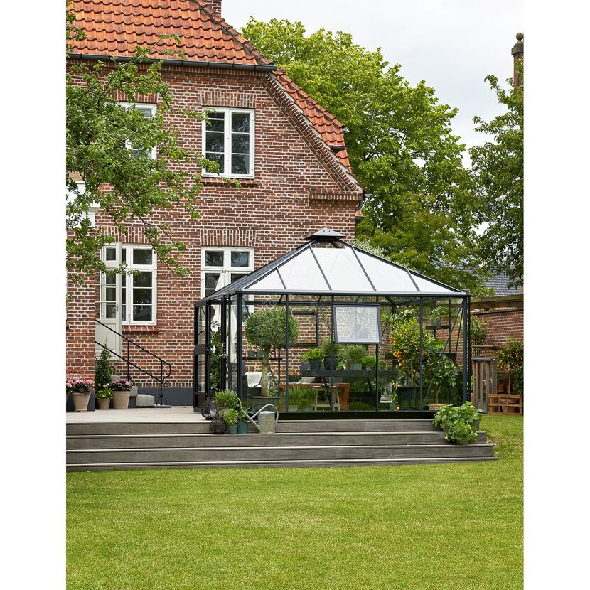 Gewächshaus im Garten