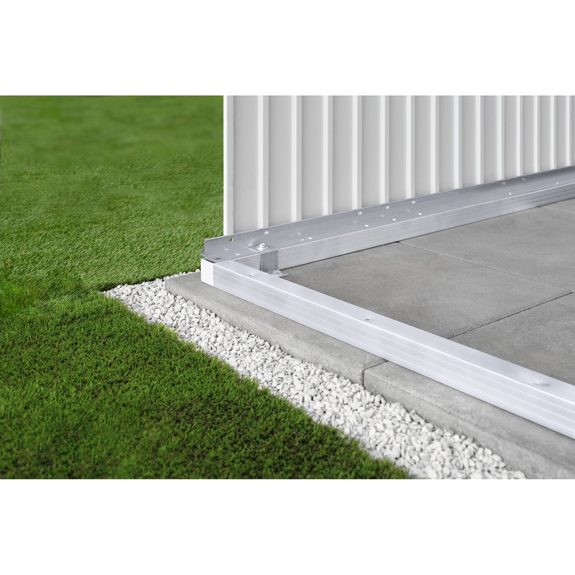 Metallrahmen eines Gartenhauses auf Gehwegplatten