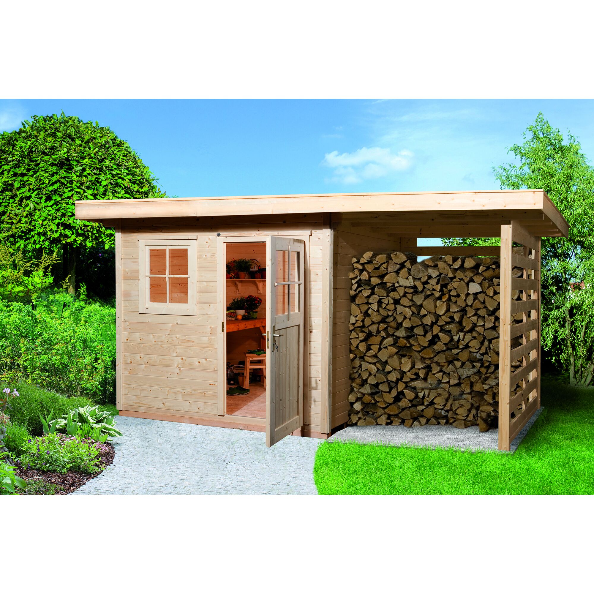 Gartenhaus aus Holz mit Brennholzstapel