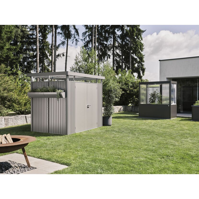 Gerätehaus 'HighLine 2' quarzgrau metallic mit Doppeltür im Garten.