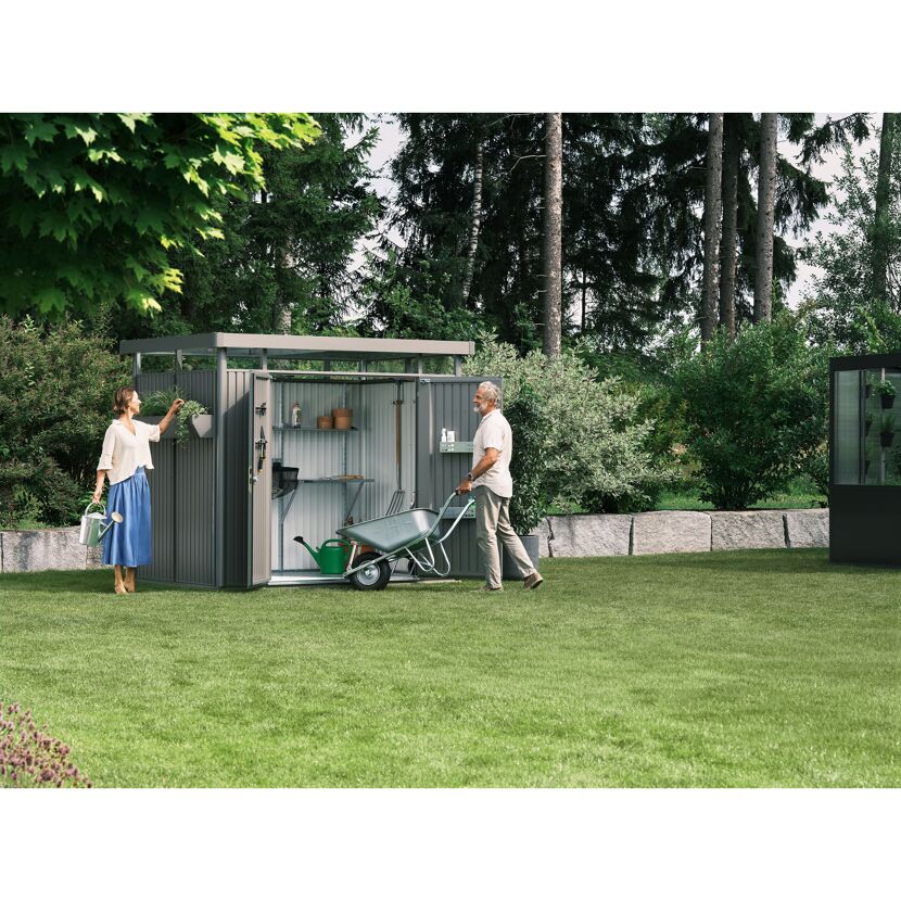 Gerätehaus mit gärtnernden Personen und Gartenwerkzeugen