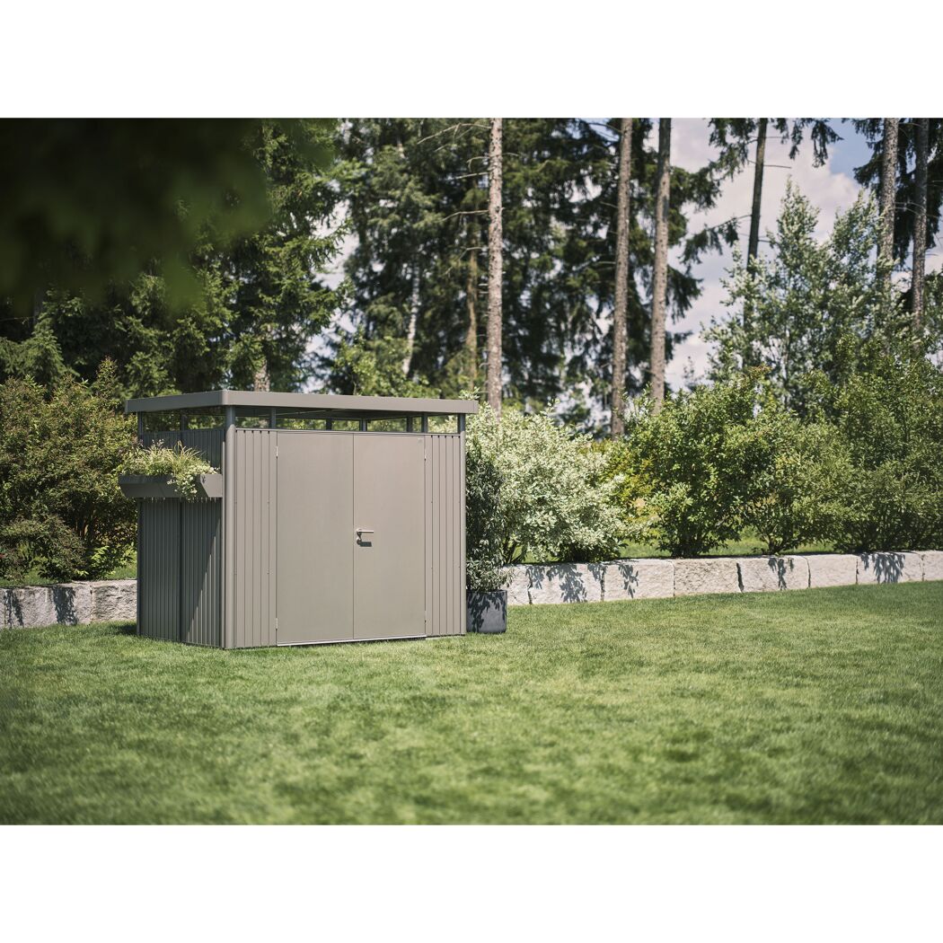 Graues Gerätehaus HighLine 2 mit Doppeltür im Garten.