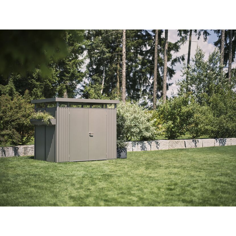 Graues Gerätehaus HighLine 2 mit Doppeltür im Garten.
