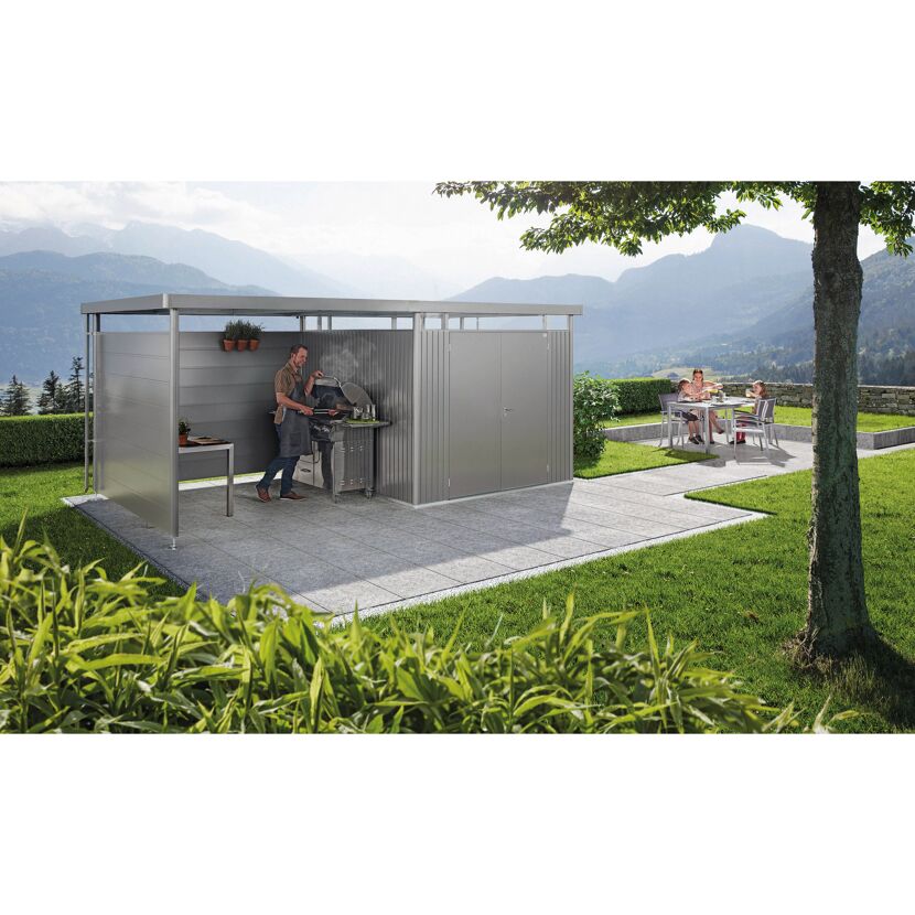 Person grillt im Gartenhaus GH HighLine