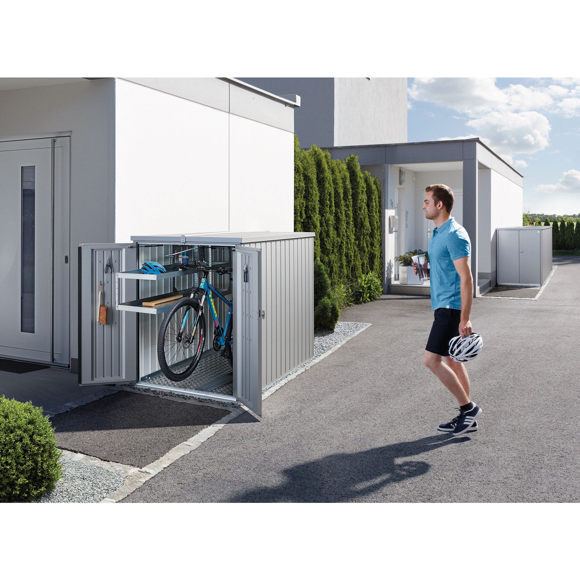 Person geht an geöffneter Fahrrad-Minigarage vorbei