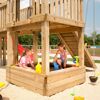 Zwei Kinder spielen im Sandkasten eines Spielturms.