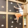 Kind klettert an Kletterwand