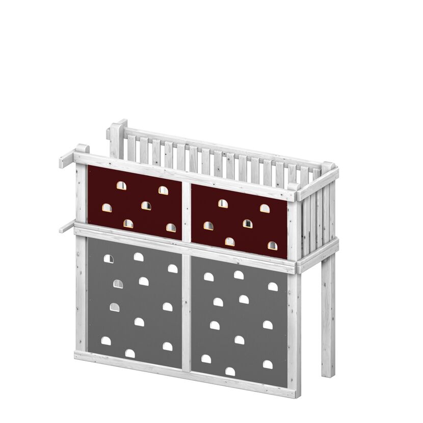 Holzkletterwand mit Klettergriffen und Geländer.