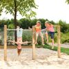 Drei Kinder spielen an einem Reck.