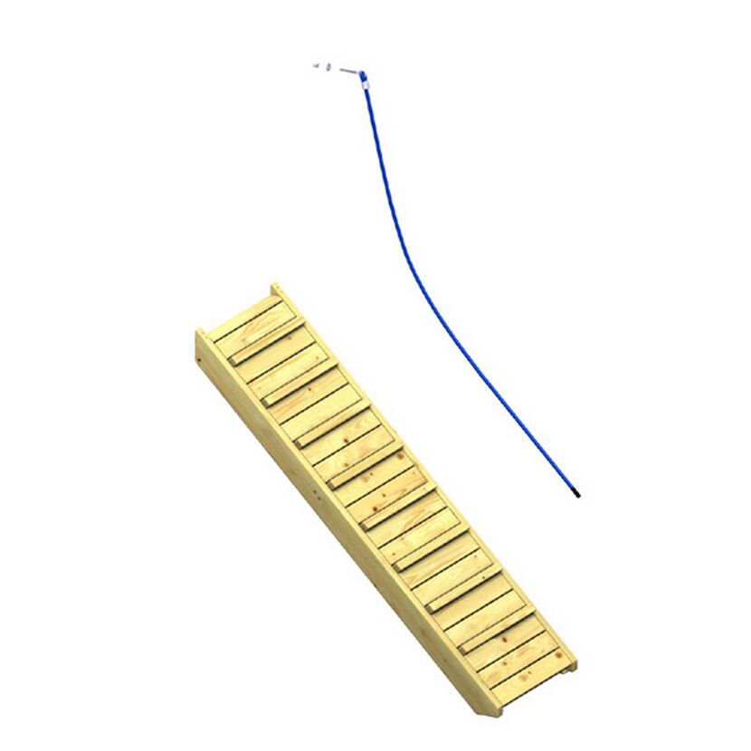 Hölzerner Klettersteg und blaues Seil
