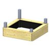 Quadratischer Sandkasten aus hellem Holz mit grauen Füßen