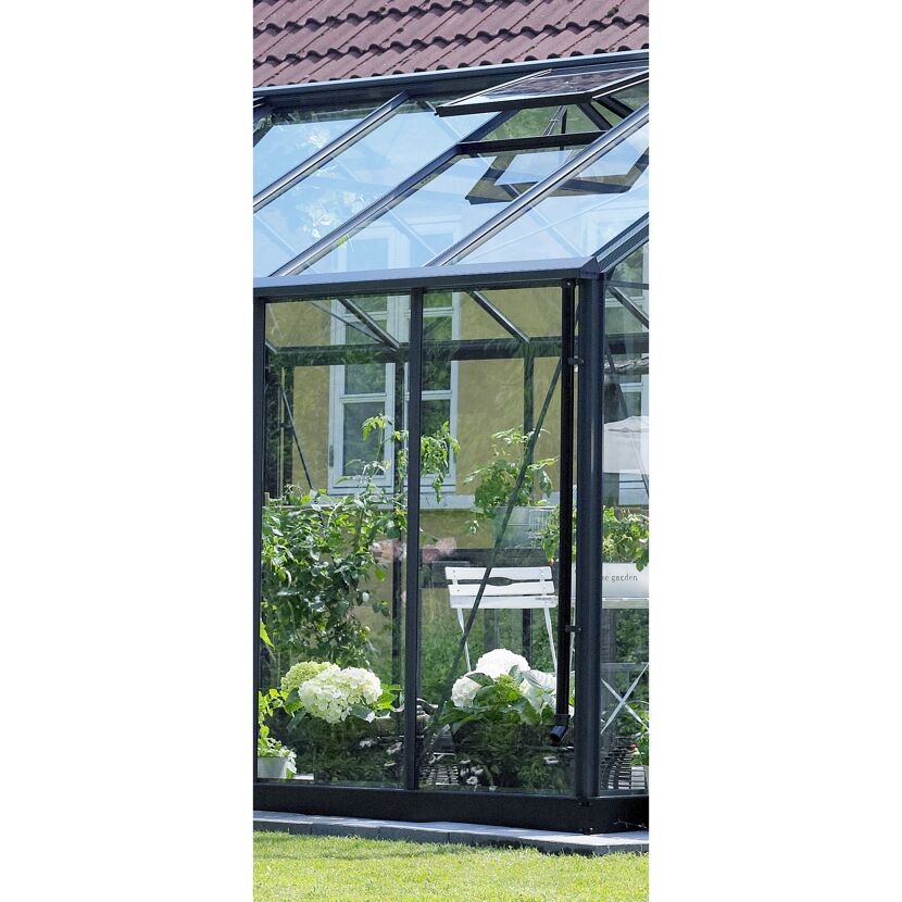 Gewächshaus mit geöffnetem Dachfenster