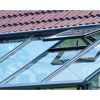 Gewächshaus mit geöffnetem Dachfenster