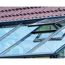 Gewächshaus mit geöffnetem Dachfenster