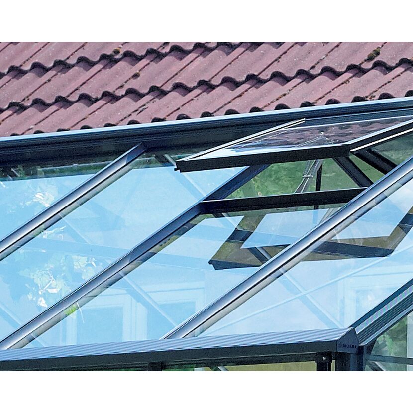 Gewächshaus mit geöffnetem Dachfenster