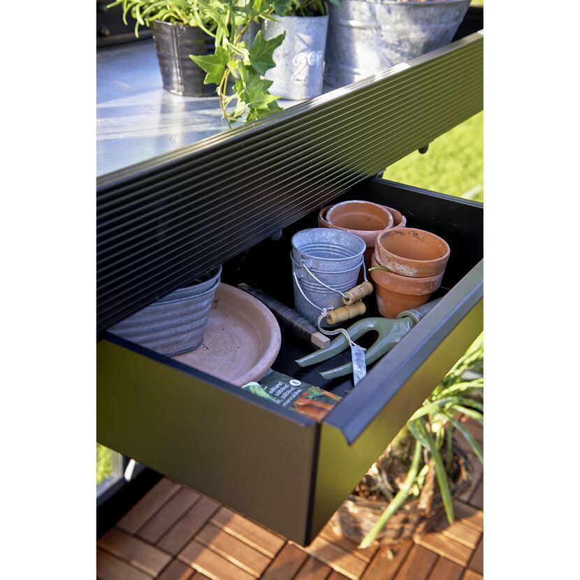 Schublade mit Gartenzubehör