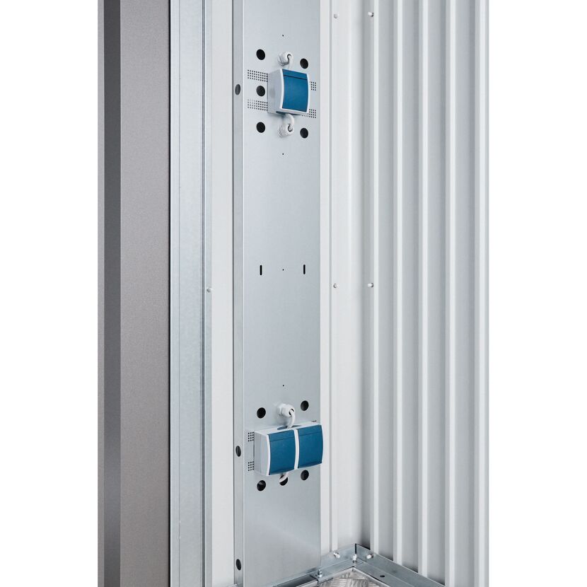 Elektrisches Montagepaneel im Metallgehäuse.