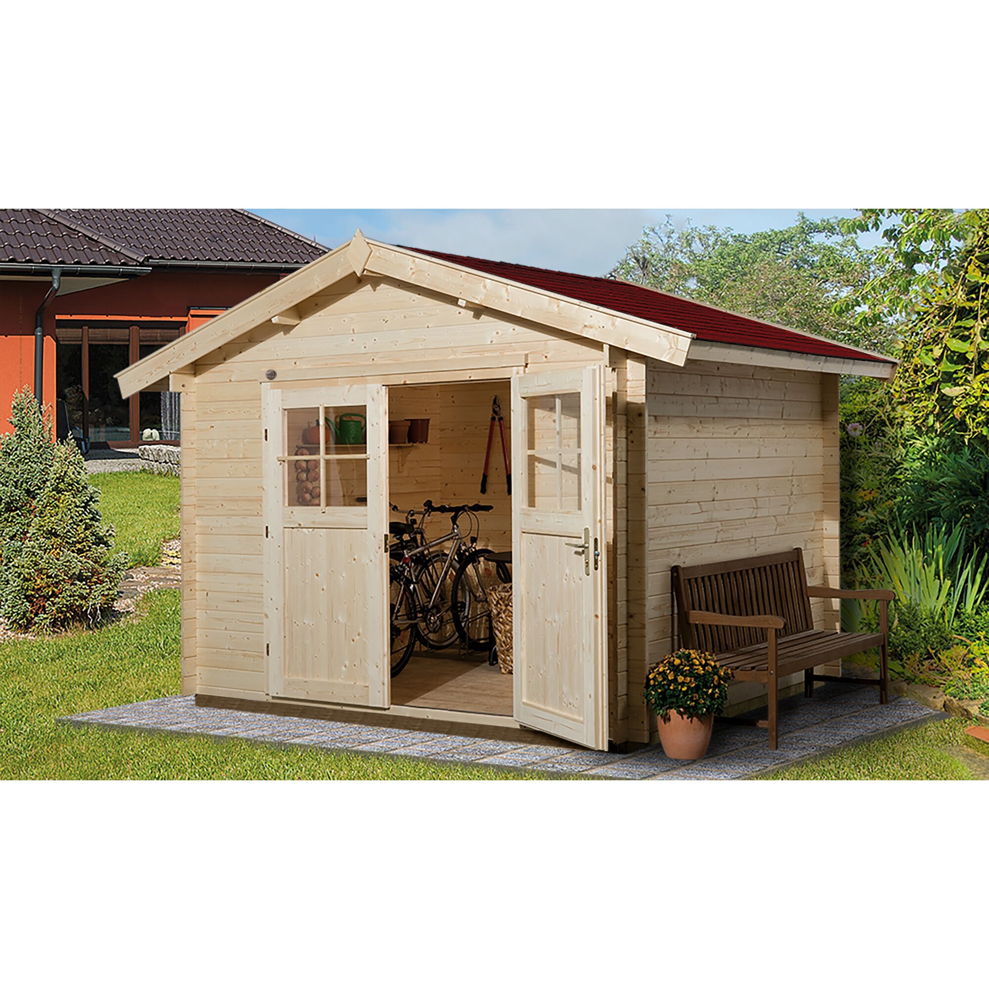 Holz-Gerätehaus mit roten Dachziegeln und geöffneten Türen, darin Fahrräder.