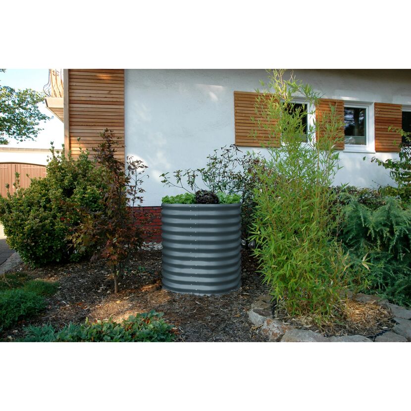 Rundes Hochbeet bepflanzt im Garten